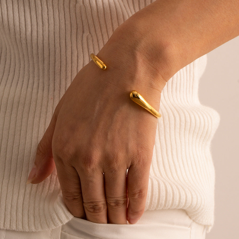 un gros plan d'une personne portant une bague en or
