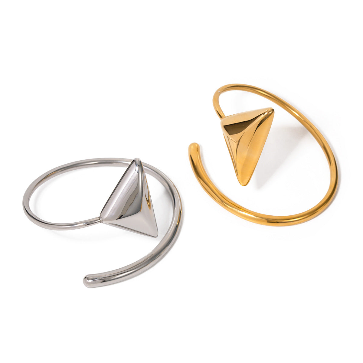 une paire de bagues et une bague avec un triangle dessus