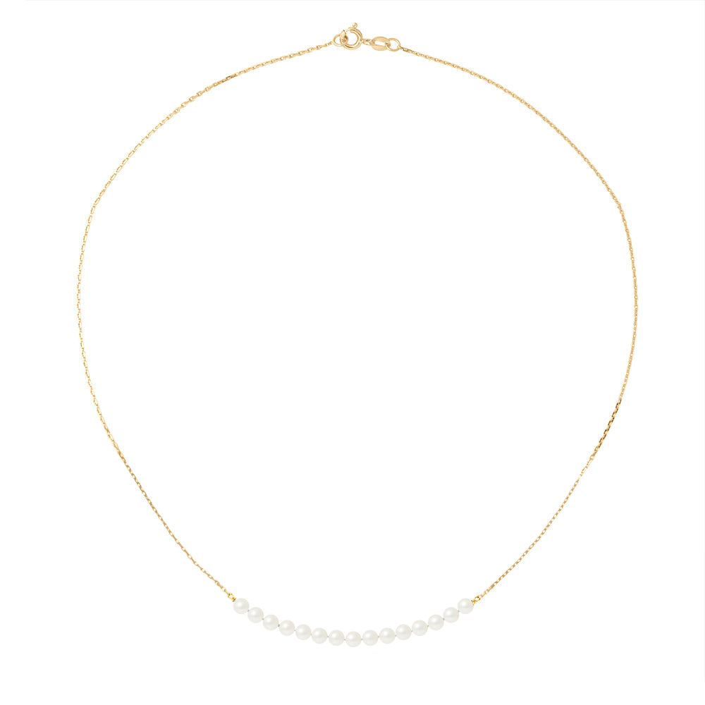 un collier avec des perles sur un fond blanc