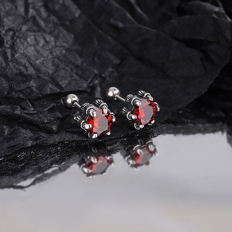 une paire de boucles d'oreilles en forme de cœur en cristal rouge