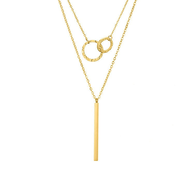 un collier en or avec une longue barre dessus