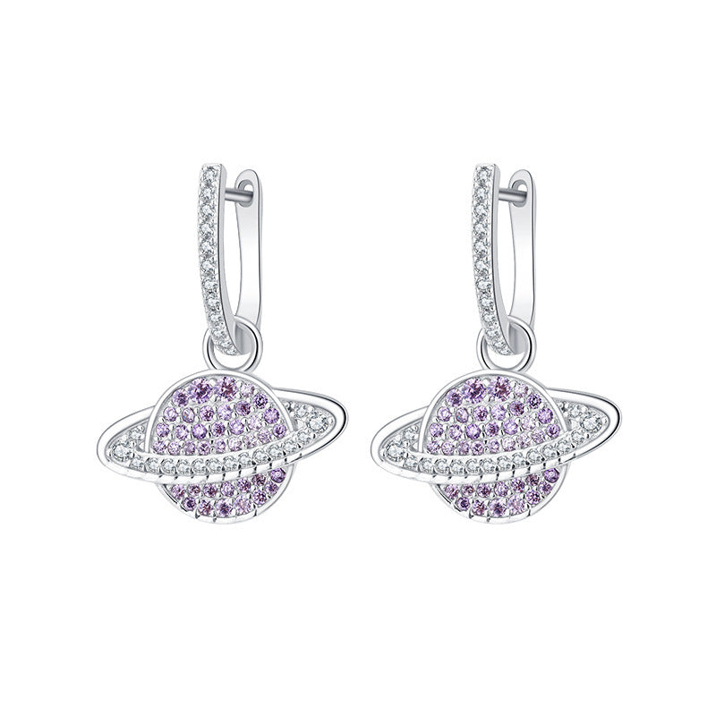 une paire de boucles d'oreilles avec des pierres violettes et blanches