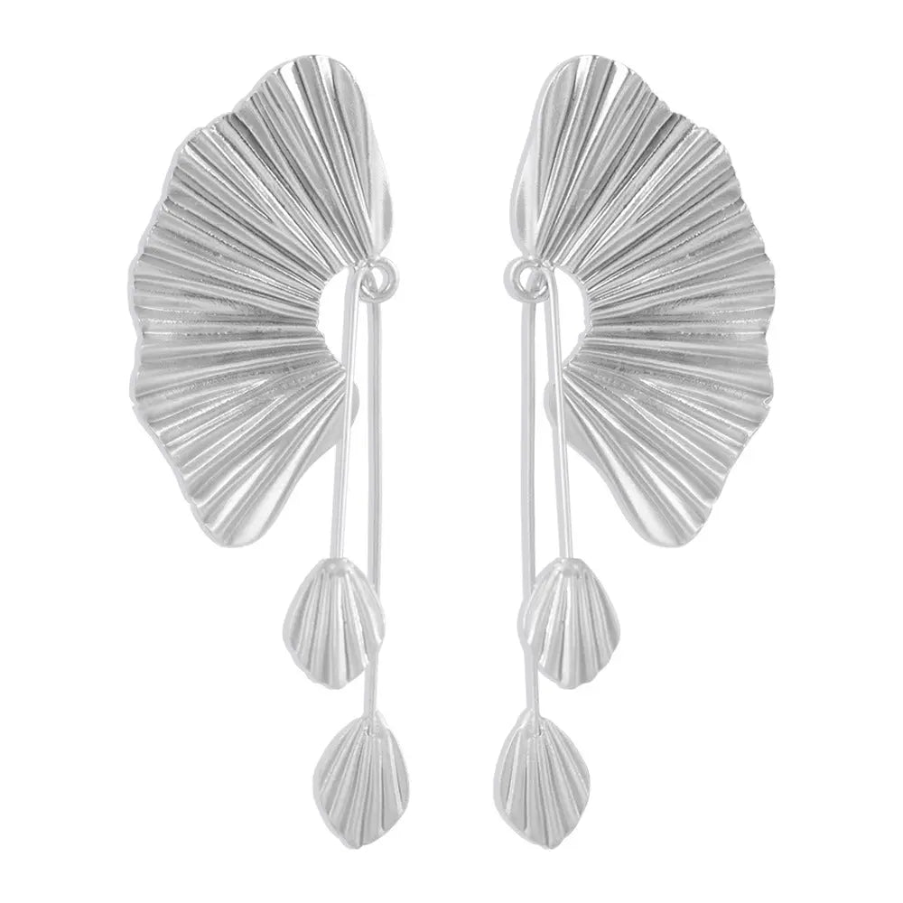 une paire de boucles d'oreilles en argent sur un fond blanc