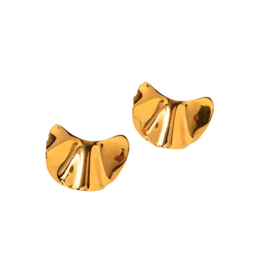 une paire de boucles d'oreilles en or sur un fond blanc