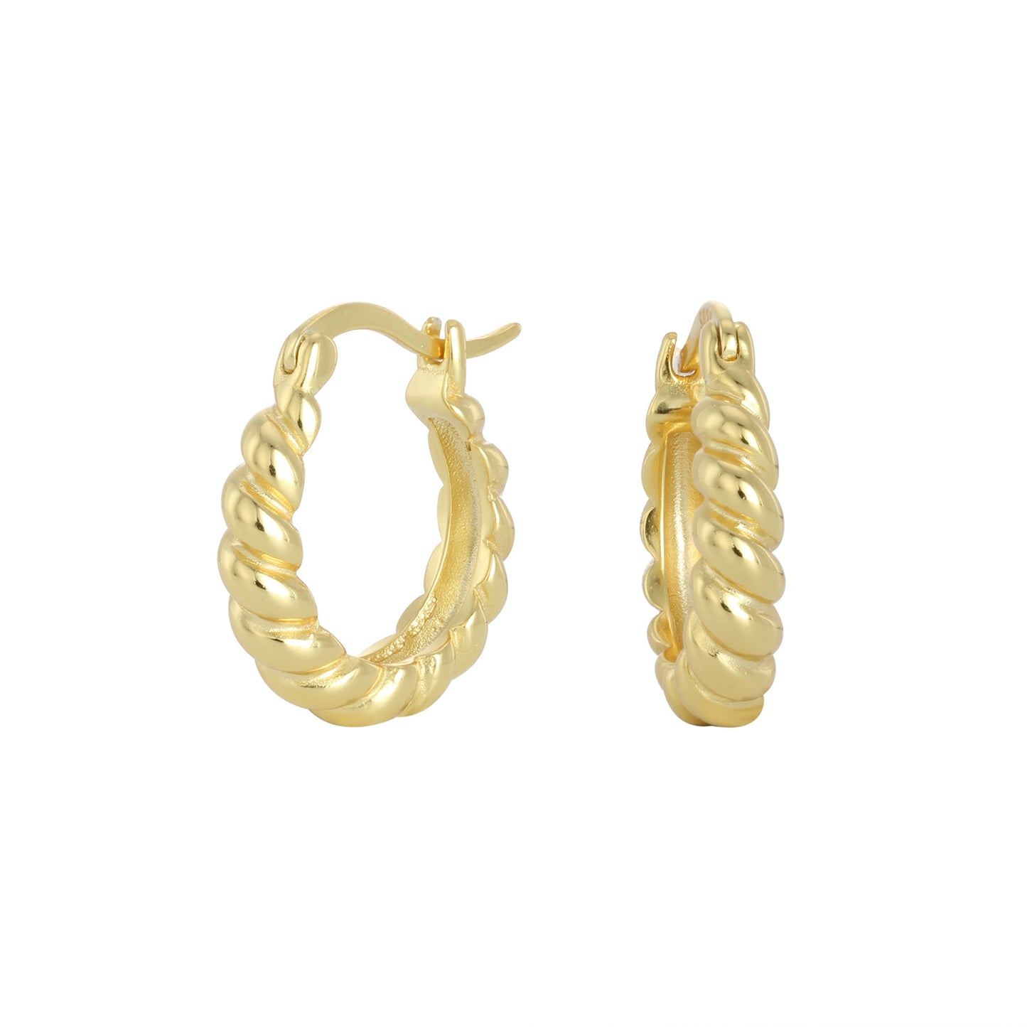 une paire de boucles d'oreilles en or sur un fond blanc