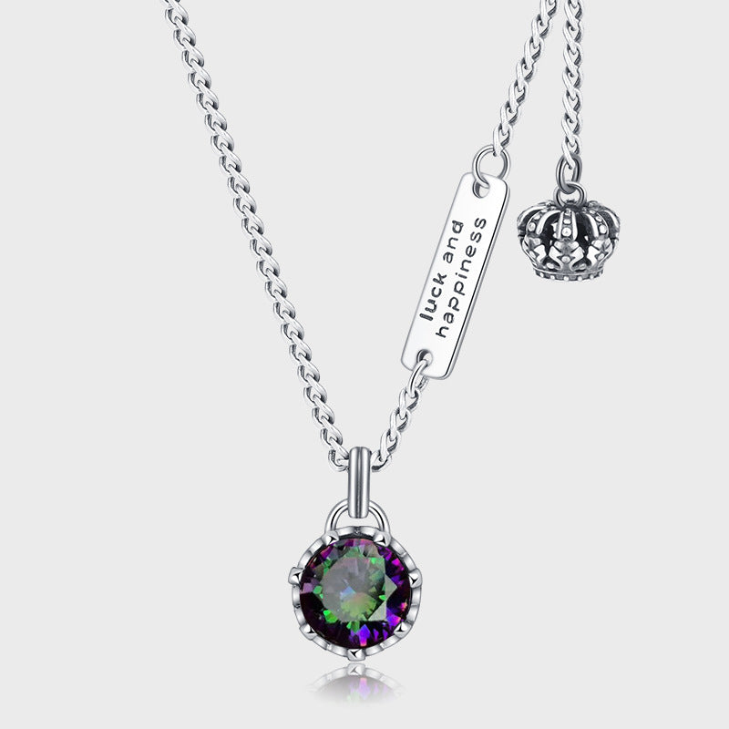 un collier avec une pierre violette et verte