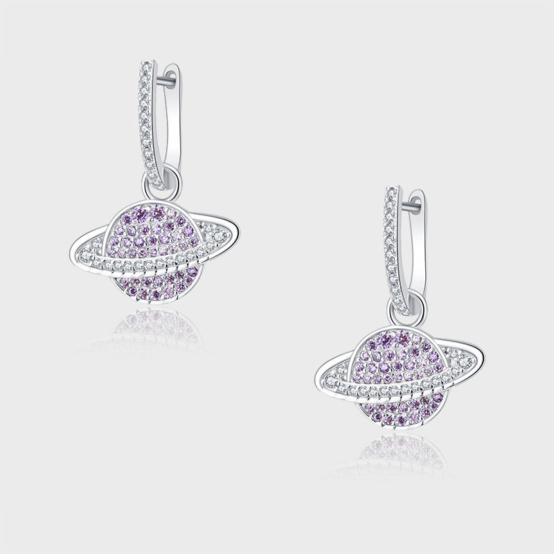 une paire de boucles d'oreilles avec des pierres violettes