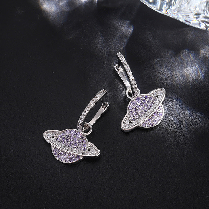 une paire de boucles d'oreilles en diamant posée sur une table