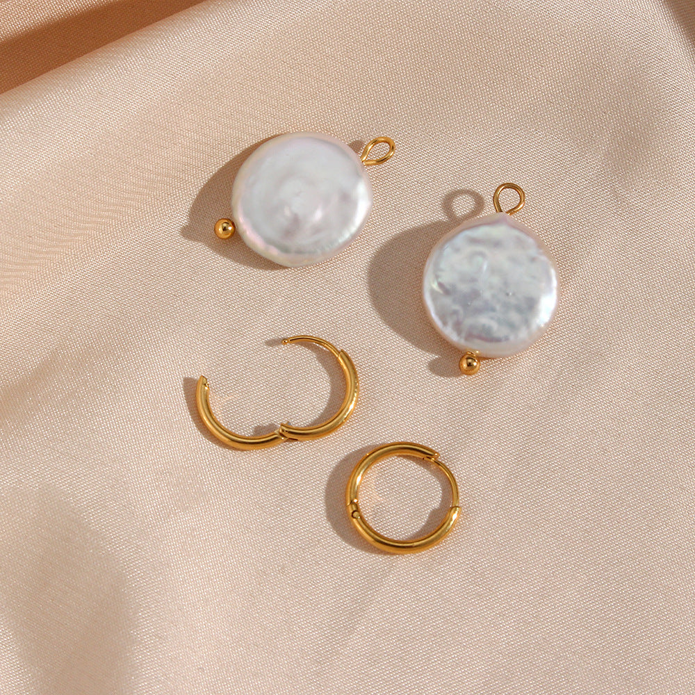 trois pièces de bijoux posées sur un tissu