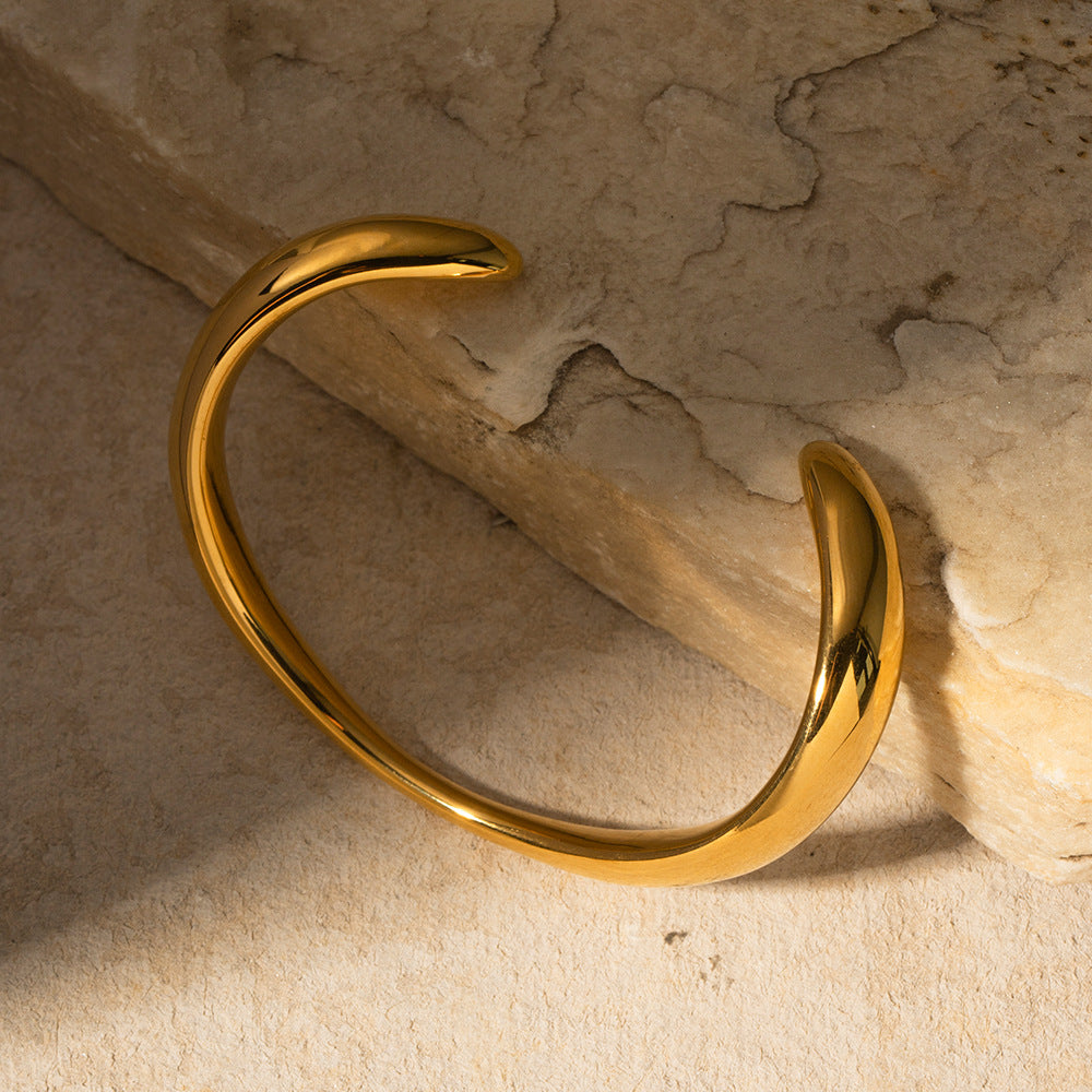 un gros plan d'une bague en or sur un rocher