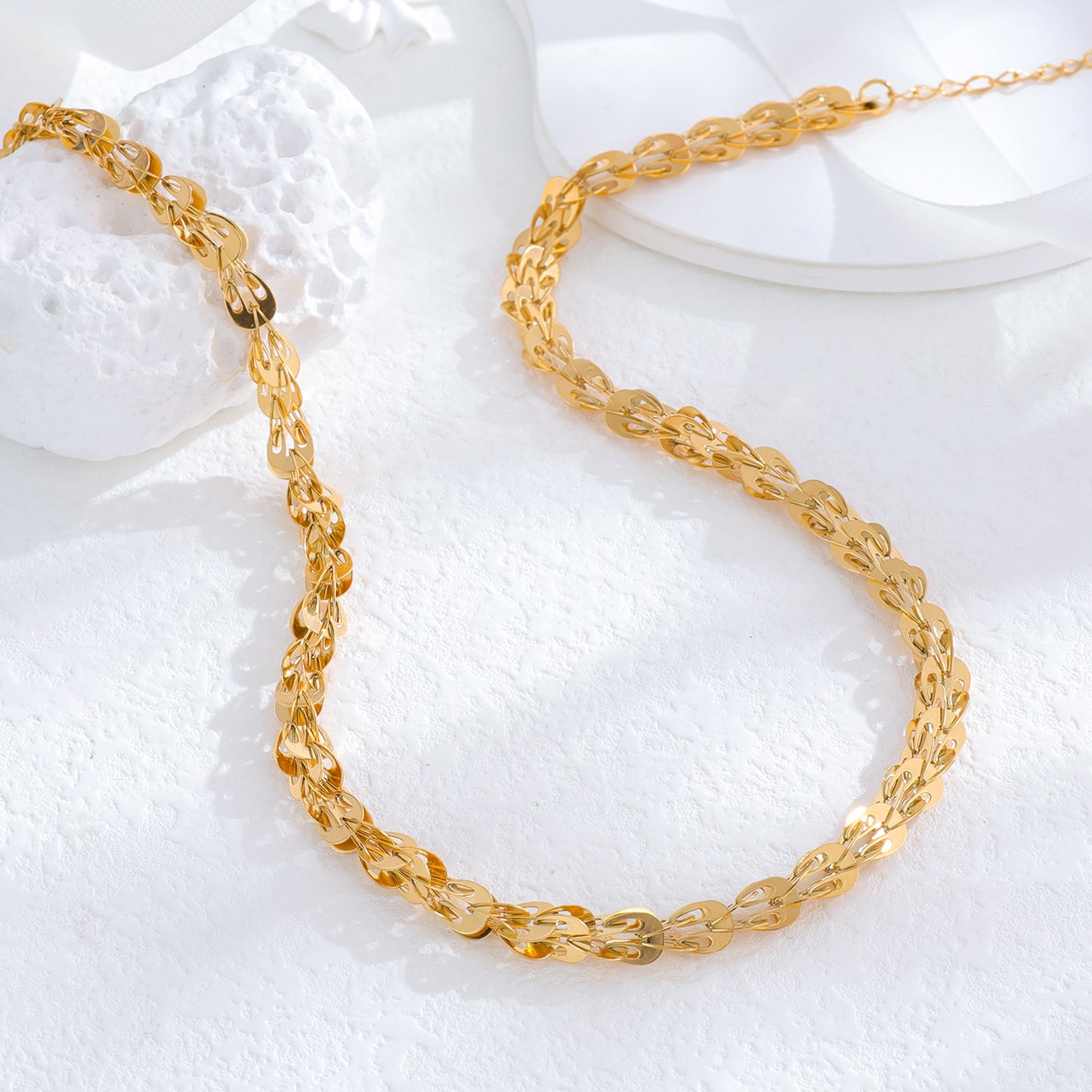 un gros plan d'un collier sur une table
