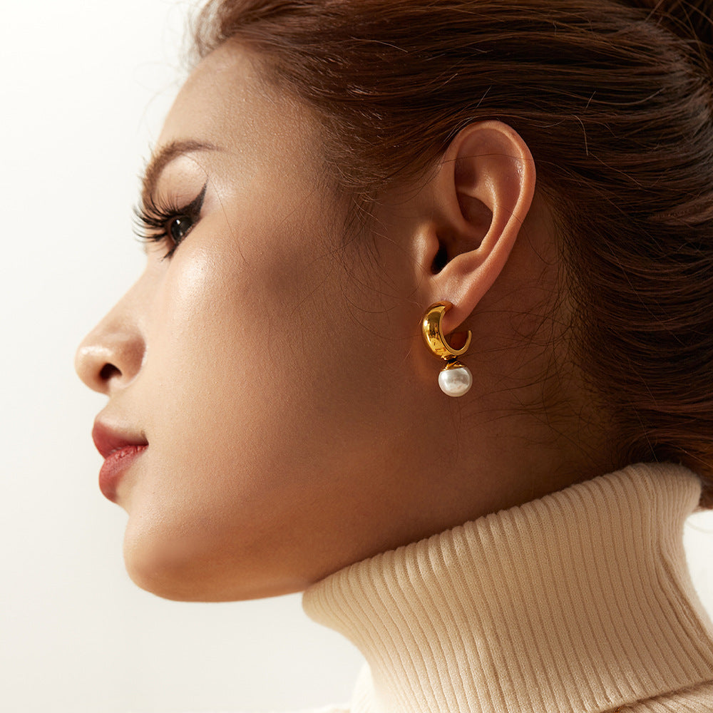 un gros plan d'une personne portant une paire de boucles d'oreilles