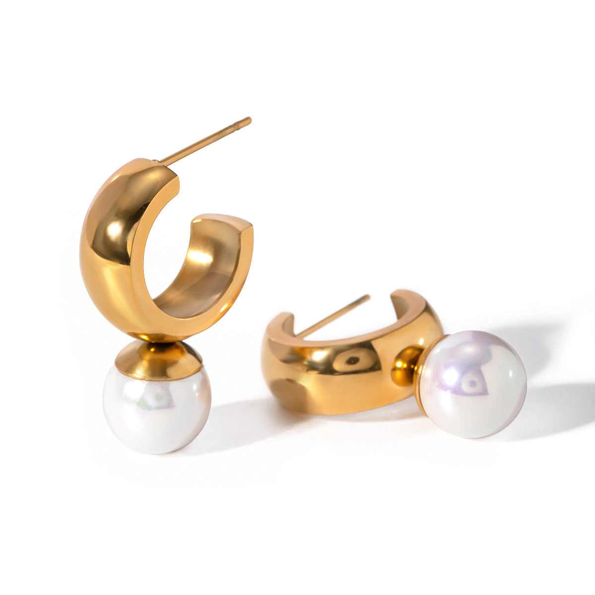 une paire de boucles d'oreilles avec des perles sur un fond blanc
