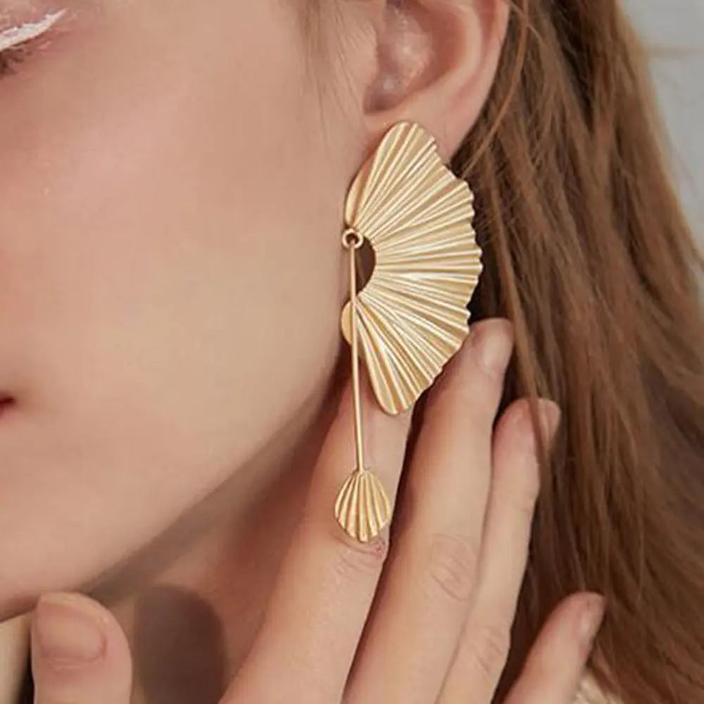 un gros plan d'une personne portant une paire de boucles d'oreilles