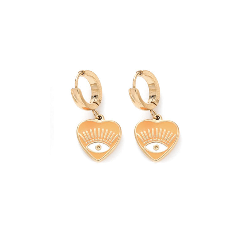 une paire de boucles d'oreilles en or avec un œil