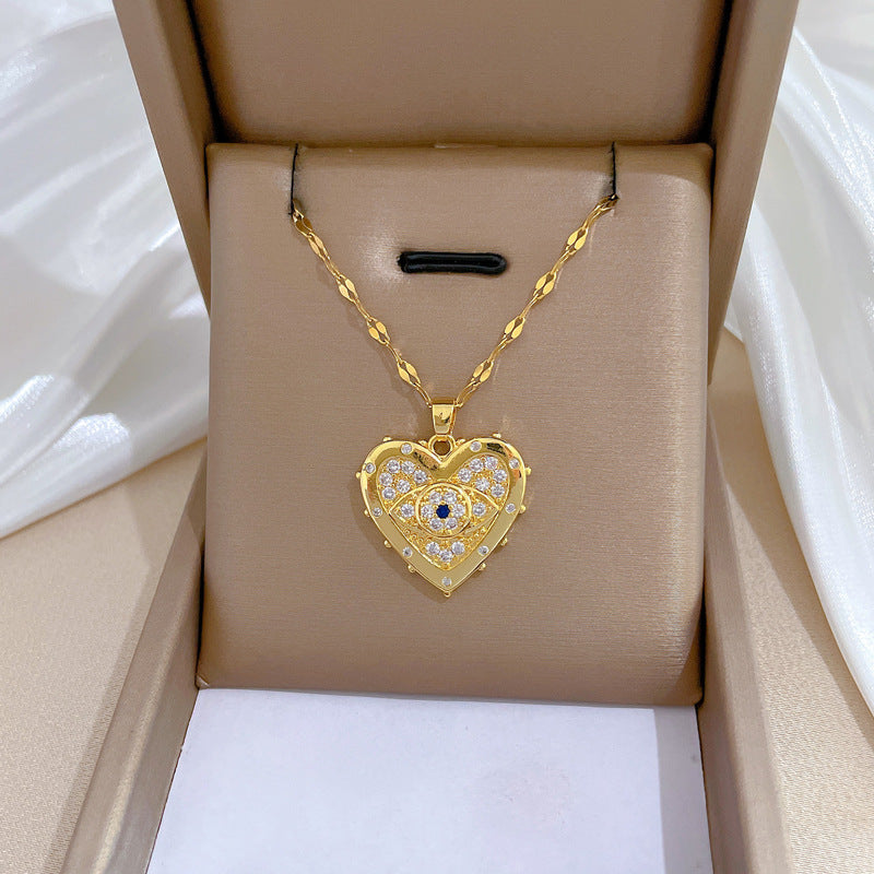 un collier en or avec un pendentif en forme de cœur