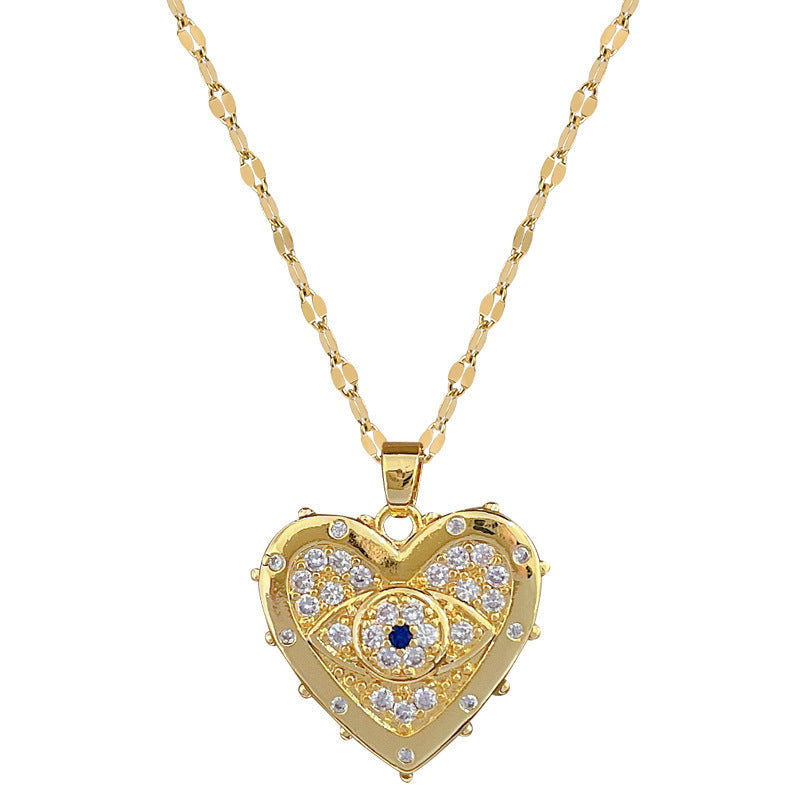 un collier en or avec un cœur maléfique et des yeux maléfiques