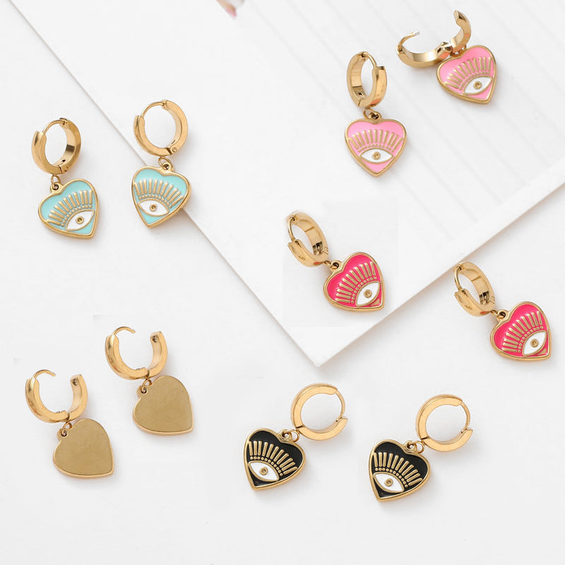 une collection de boucles d'oreilles sur une surface blanche