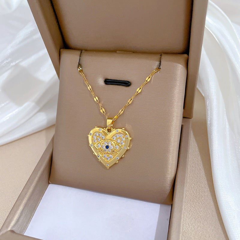 un collier avec un cœur en diamant dans une boîte