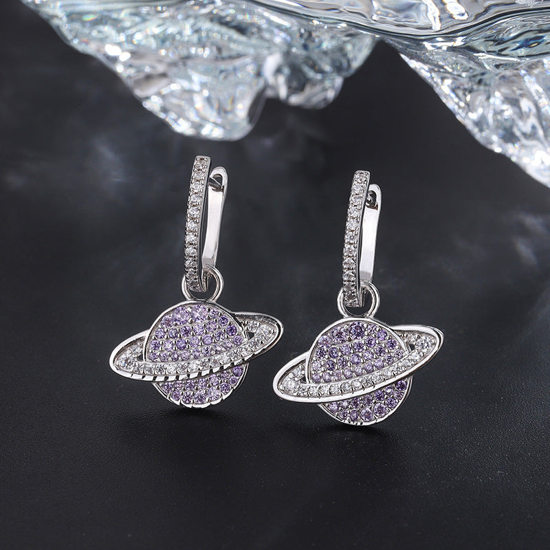 une paire de boucles d'oreilles en diamant violet et blanc