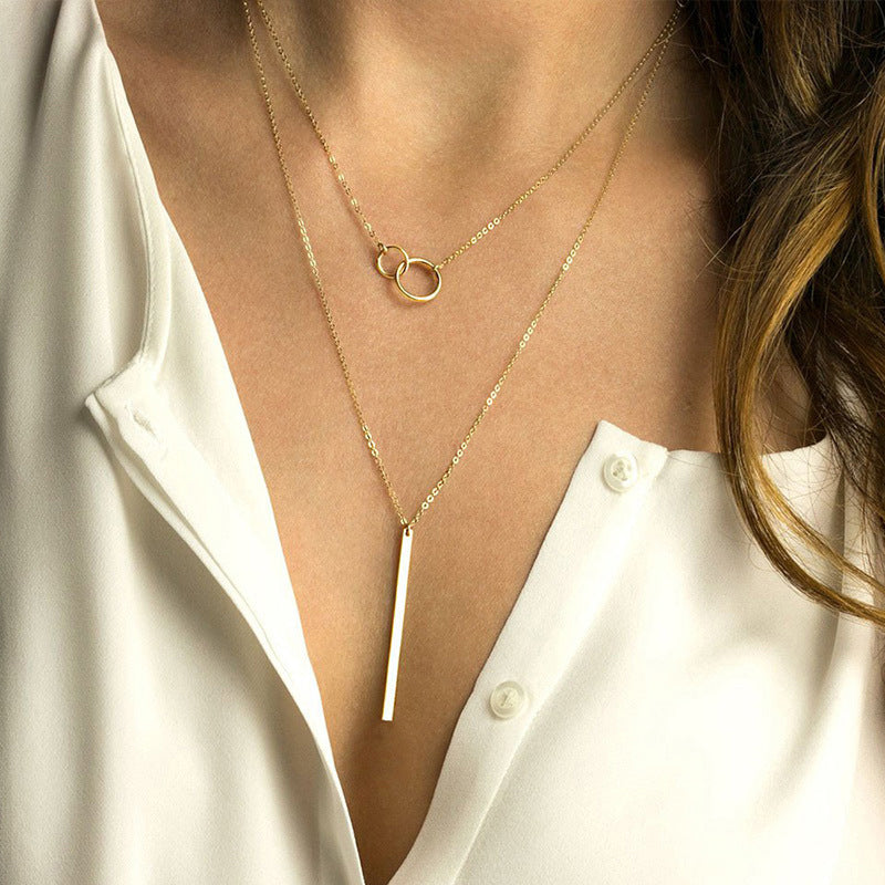 un gros plan d'une femme portant un collier