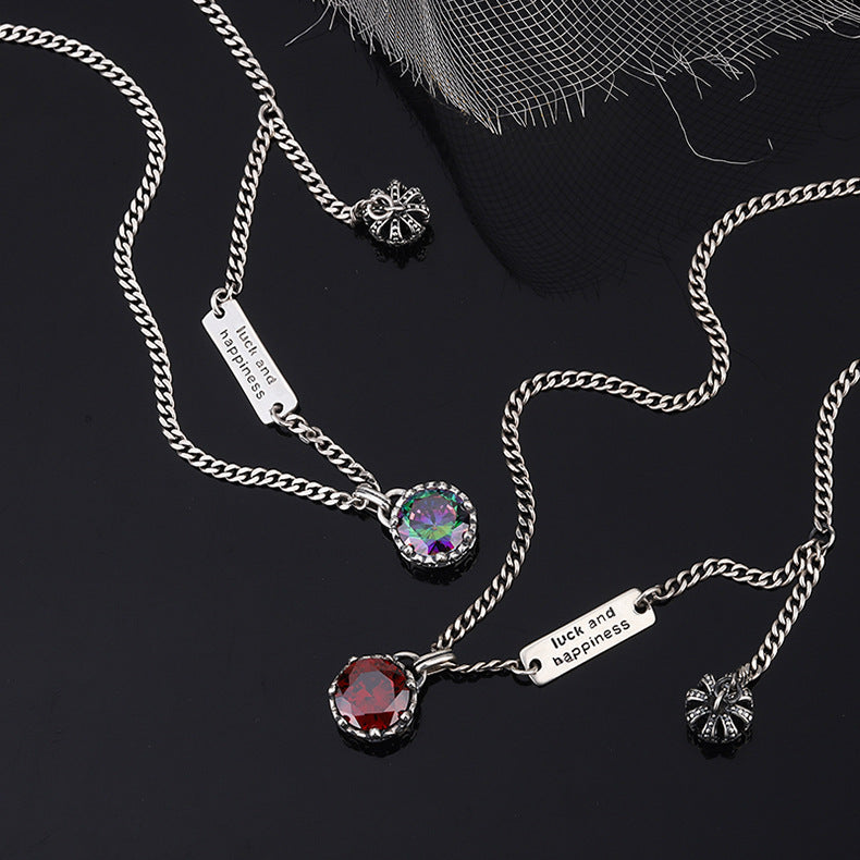 un gros plan d'un collier sur une surface noire