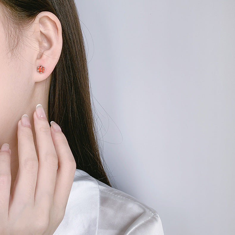 un gros plan d'une personne portant une paire de boucles d'oreilles