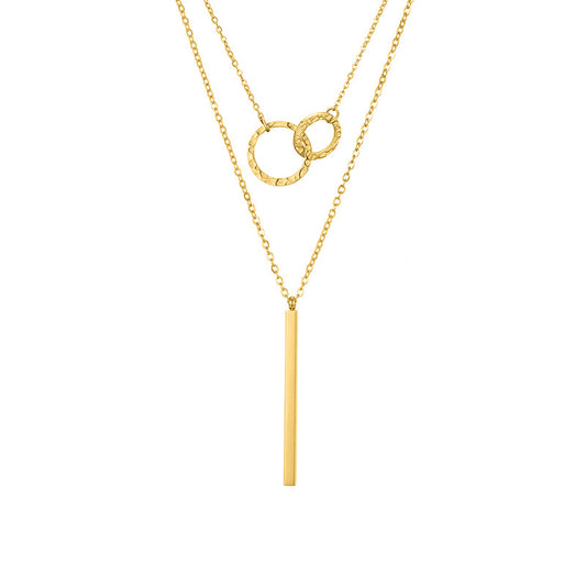 un collier en or avec une longue barre dessus