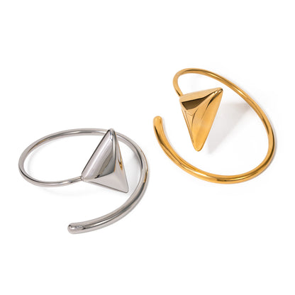 une paire de bagues et une bague avec un triangle dessus