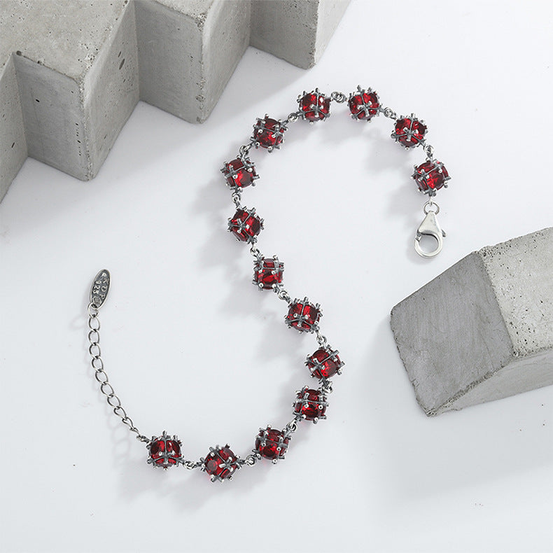 S925 Sterling Argent Vitrage Rouge Zirconium Chanceux Bracelet Ball Féminin - Maria B.