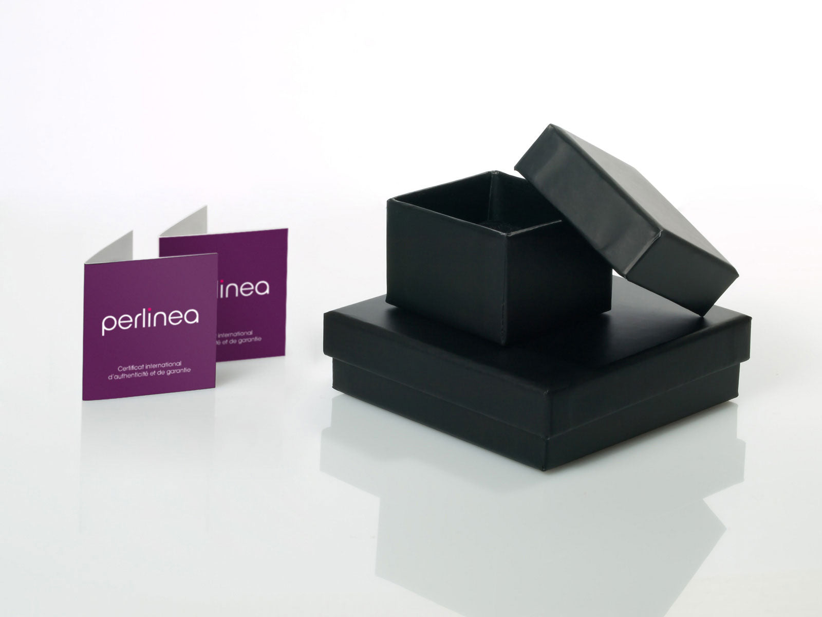 une boîte noire avec une carte de visite violette à l'intérieur