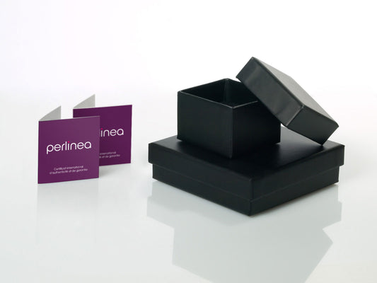 une boîte noire avec une carte de visite violette à l'intérieur