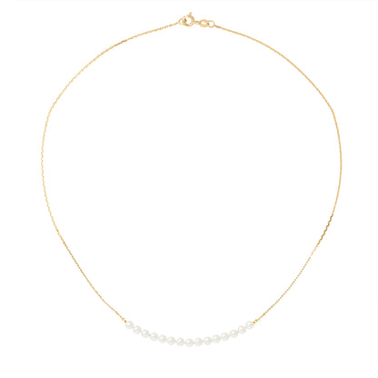 un collier avec des perles sur un fond blanc