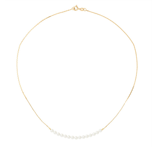 un collier avec des perles sur un fond blanc