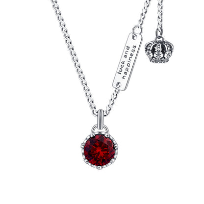 un collier avec une pierre rouge dessus