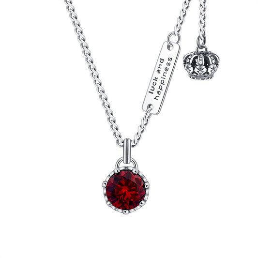 un collier avec une pierre rouge dessus