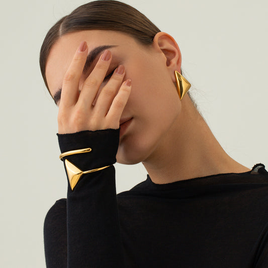 une femme se couvrant le visage avec ses mains