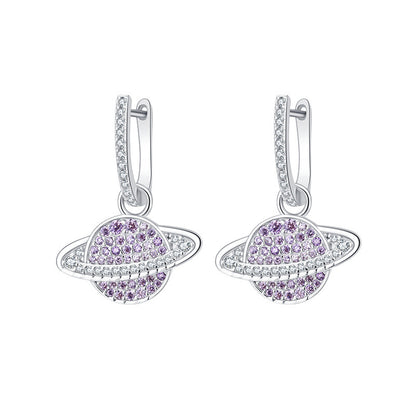 une paire de boucles d'oreilles avec des pierres violettes et blanches