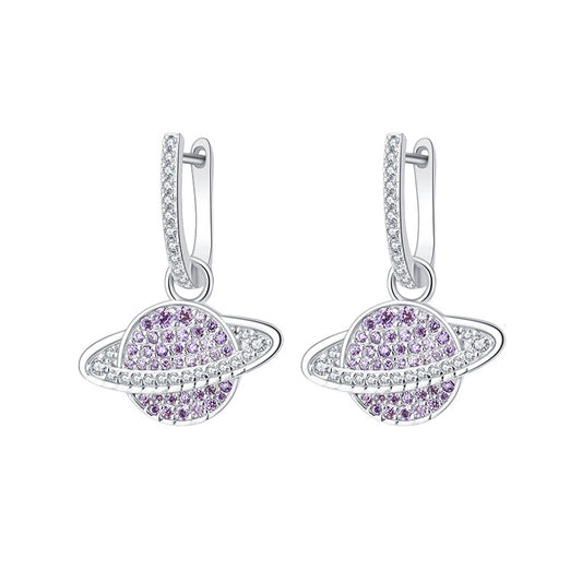 une paire de boucles d'oreilles avec des pierres violettes et blanches