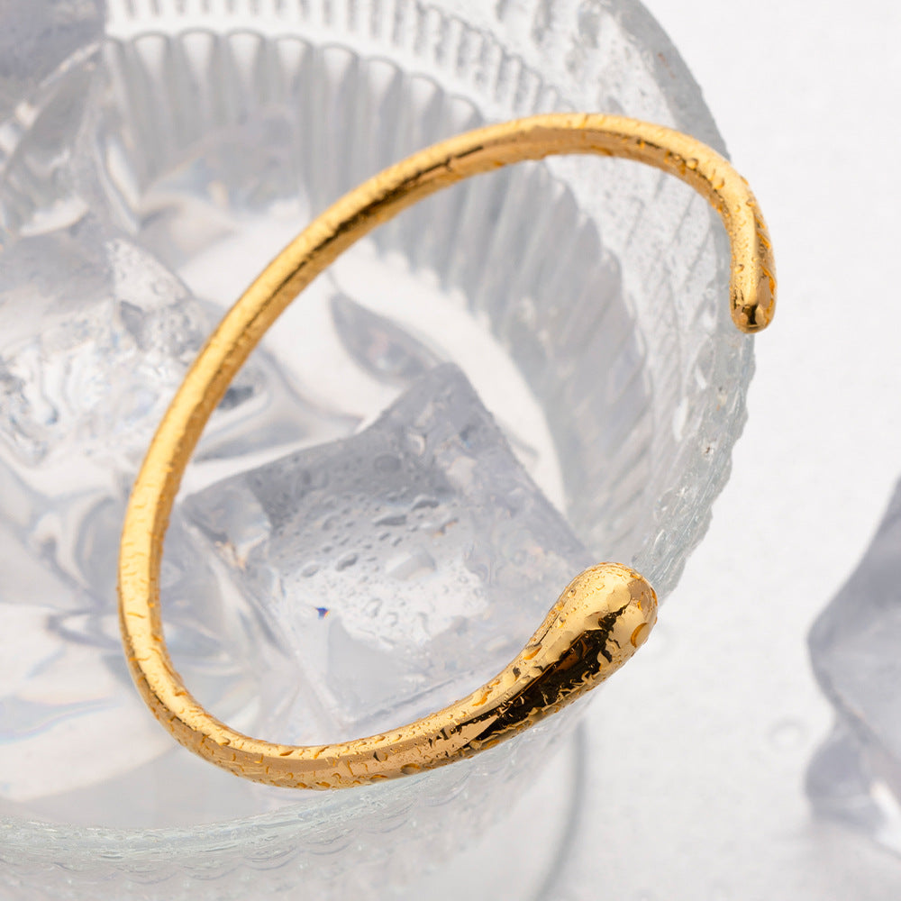 une bague en or posée sur de la glace