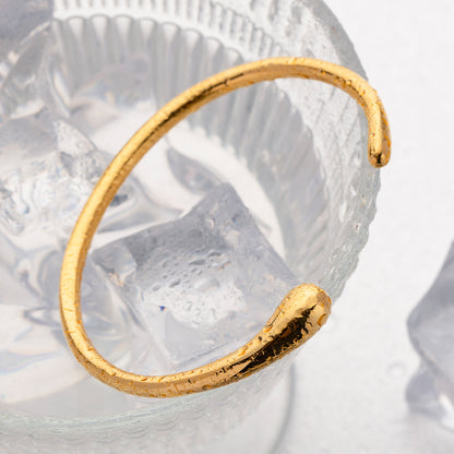 une bague en or posée sur de la glace