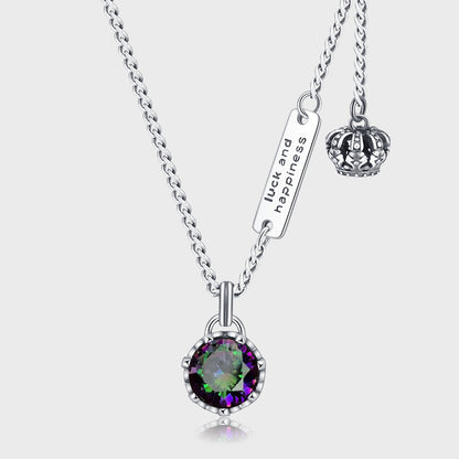 un collier avec une pierre violette et verte