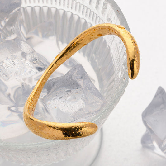 une bague en or posée sur des glaçons