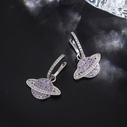 une paire de boucles d'oreilles en diamant posée sur une table