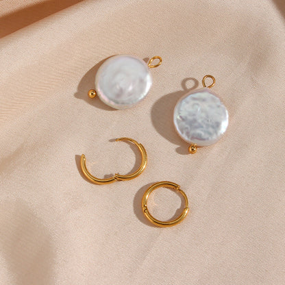 trois pièces de bijoux posées sur un tissu
