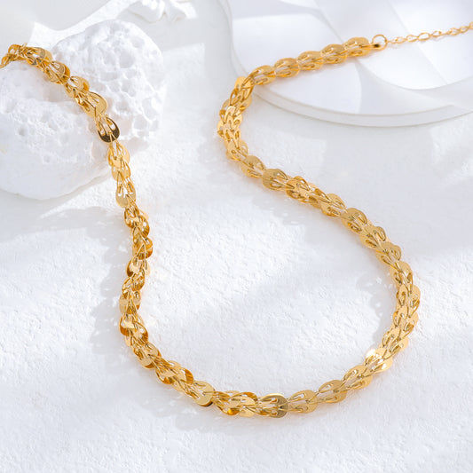 un gros plan d'un collier sur une table