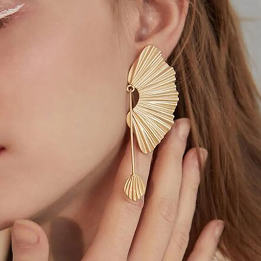 un gros plan d'une personne portant une paire de boucles d'oreilles