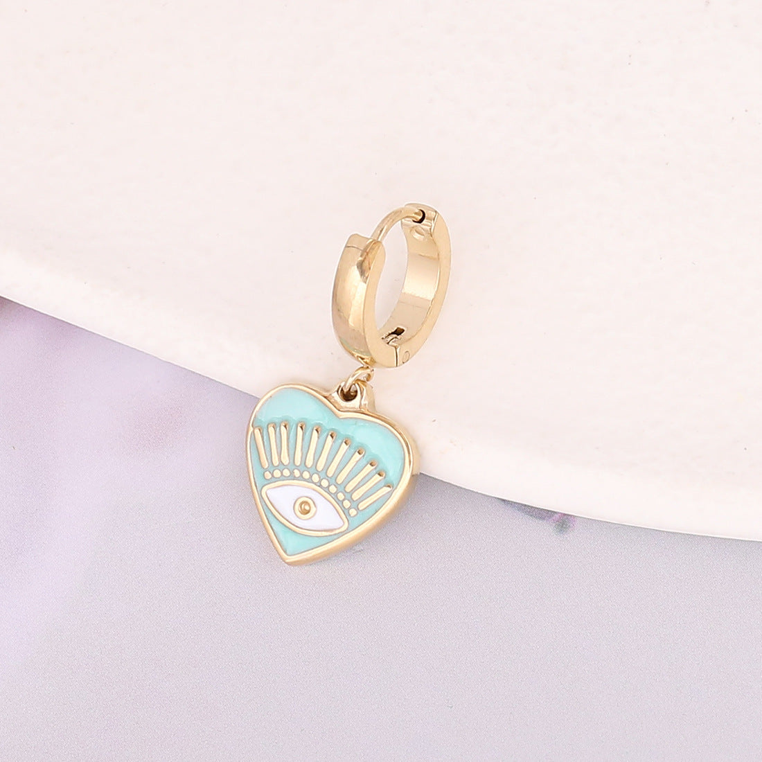 un gros plan d'un collier avec un cœur dessus