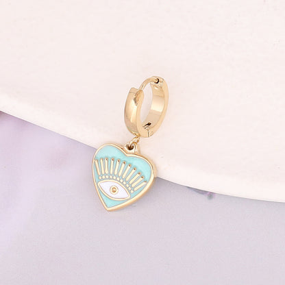 un gros plan d'un collier avec un cœur dessus