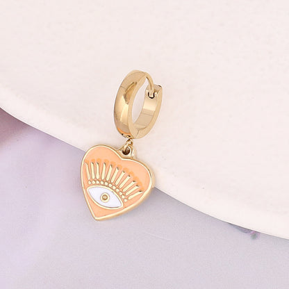un gros plan d'une paire de boucles d'oreilles sur une surface blanche